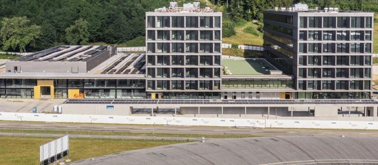 丸い屋根はPSI敷地内にあるSwiss Synchrotron Light Source SLSのもので、奥にはスイス・イノベーション・パーク・イノヴァーレの建物が一部見えています。©Paul Scherrer Institute