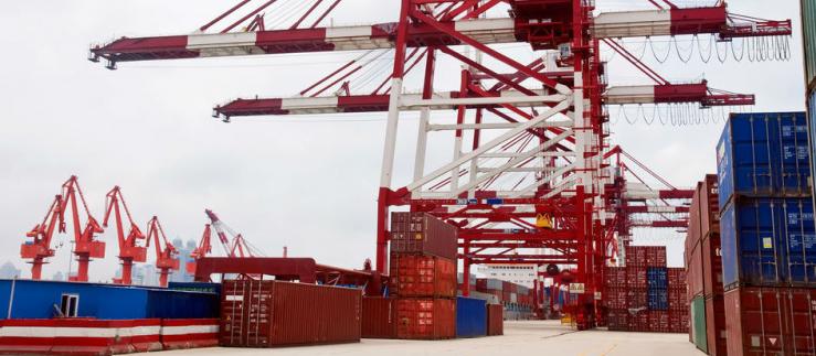 Container e gru al porto cinese