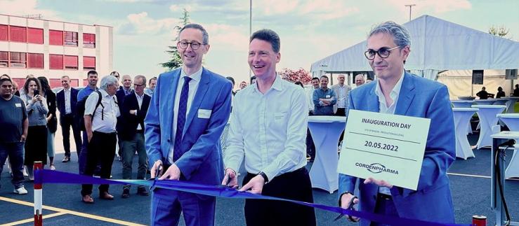 Michael Quirmbach, CEO, Yvan Liard, Managing Director of the Fribourg site, and Olivier Curty, President of the Fribourg Cantonal Government and Minister of Economic Affairs, cutting the ribbon.