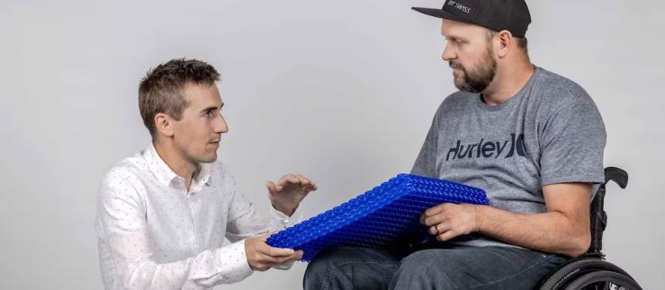 This innovative cushion is breathable, washable, and digitally customizable, providing notable advantages over conventional air-filled orthopedic cushions.