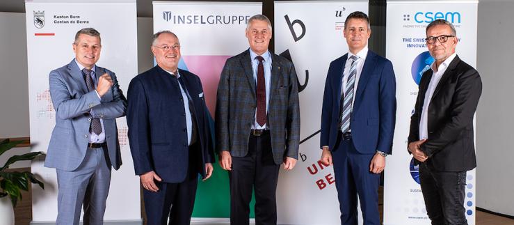 From left to right: Christoph Ammann, Canton of Bern – Dr. med. h.c. Uwe E. Jocham, Insel Gruppe – Prof. Dr. Christian Leumann, University of Bern – Dr. Alexandre Pauchard, CSEM, Jens Krauss, CSEM.