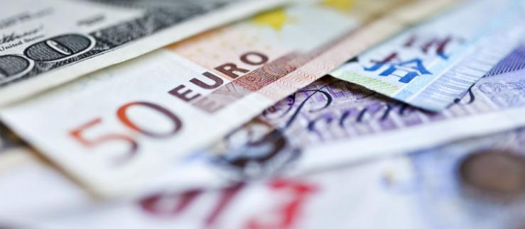 Banknoten in Dollar, Euro und weiteren Währungen
