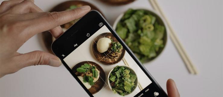 Eine auf Künstliche Intelligenz gestützte App analysiert fotografierte Mahlzeiten und Getränke. 
