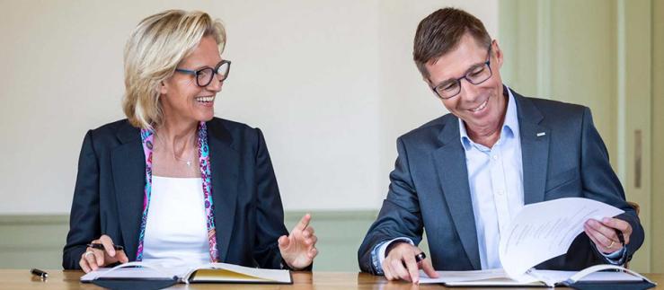 Sabine Keller-​Busse, President UBS Switzerland, and Joël Mesot, President ETH, sign the contracts for the strategic partnership. 