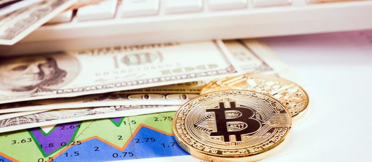 Bitcoin dorato con banconota