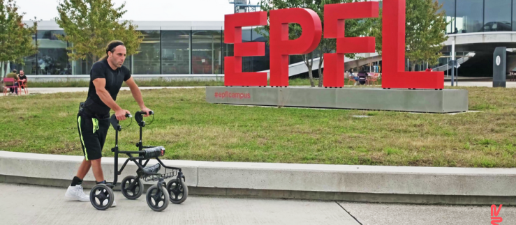 Patient ayant subi une lésion complète de la moelle épinière marchant sur le campus de l'EPFL après cinq mois de rééducation.