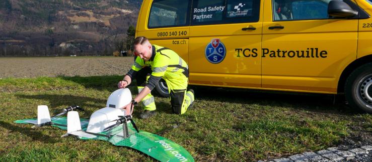 Der Touring Club Schweiz steigt in ein Pilotprojekt ein und wird künftig die Drohnenlieferungen des Start-up-Unternehmens Jedsy absichern. Bild: Touring Club Schweiz/Suisse/Svizzero - TCS