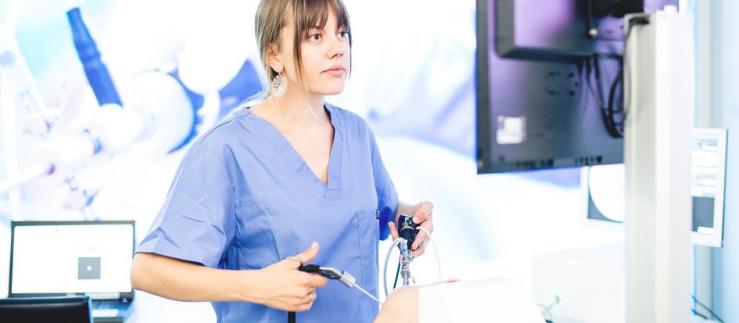 Bei der Firma Virtamed AG in Schlieren. Eine Mitarbeiterin beim Bedienen eines VirtaMed ArthroS-Simulators.