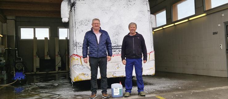 Ruedi Herzig, Managing Director of PAUT AG (left), and ciaras founder Paul Tanner in front of the Postbus in whey foam. Image provided by ciaras AG