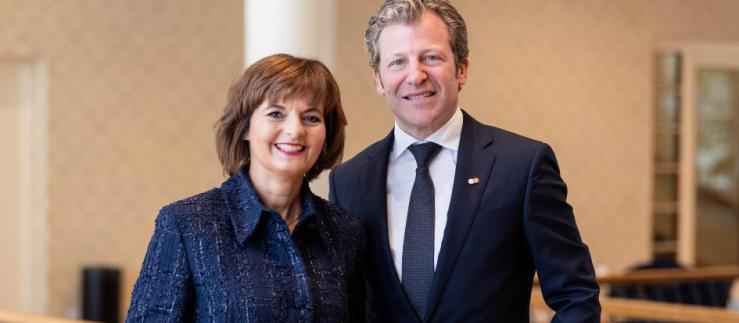 Ruth Metzler-Arnold, Presidente di Switzerland Global Enterprise, con Florian Strasser, neoeletto al Consiglio d’amministrazione. Insieme a lui è stato eletto anche Emile de Rijk, assente in foto.
