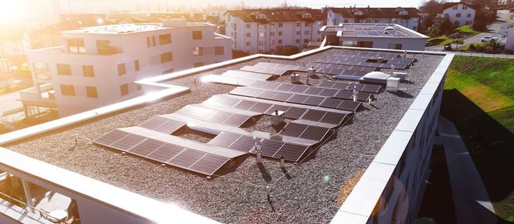 Photovoltaikanlage der Überbauung Schlattpark Schmerikon, welche die SAK im Rahmen ihrer Multi-Energie-Lösung zusammen mit Heizplan über drei Wohneinheiten hinweg anfangs 2021 realisiert hat.