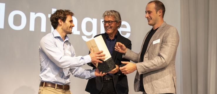 The two co-managing directors of Timbaer, Andreas Dobler and Dano Waldburger, receive the Prix Montagne 2021 from jury president Bernhard Russi. 