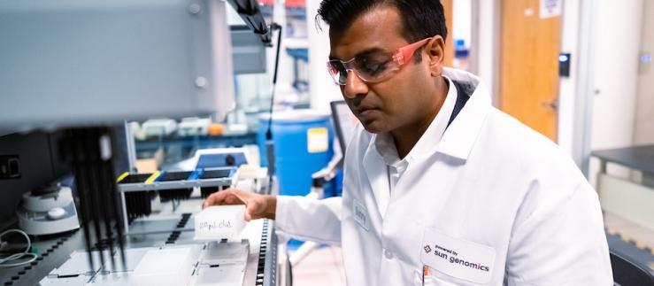 Sunny Jain, CEO de Sun Genomics, dans le laboratoire.