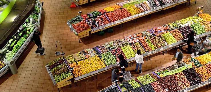 #herHACKの一環として、sustAInosチームはスーパーマーケットでの持続可能な買い物を支援する買い物アシスタントを開発しました。