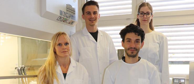 Le groupe de recherche autour du Prof. Dr Mirjam Schenk à l'Institut de Pathologie de l'Université de Berne (de gauche à droite : Mirjam Schenk, Steve Robatel, Lukas Bäriswyl, Mirela Kremenovic).