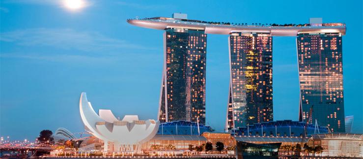 Clair de lune sur le Marina Bay Sands Hotel and Integrated Resort, le Helix Bridge et le ArtScience Museum de Singapour