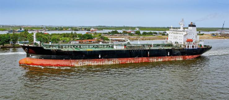 Öltanker vor der Küste von Lagos