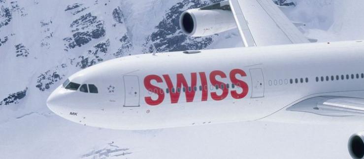 Ein Flugzeug fliegt über die schneebedeckten Berge