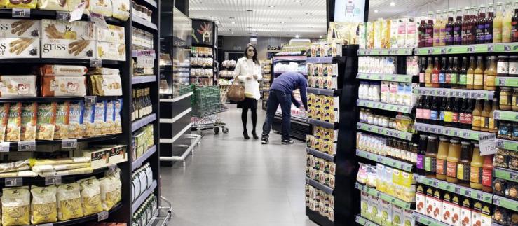 Un supermercato con clienti tra gli scaffali.