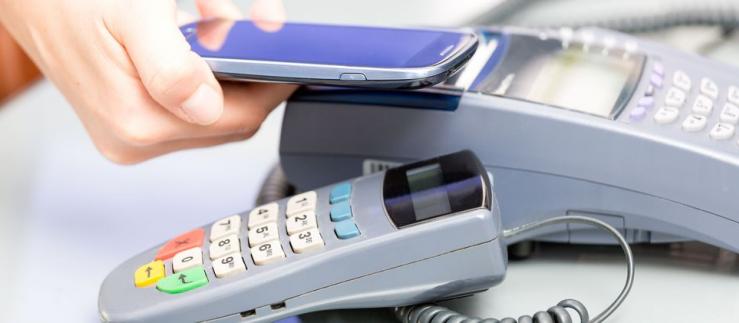 Uno smartphone sopra un terminal di pagamento.