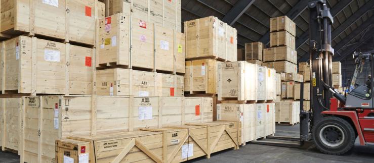Un carrello elevatore trasporta merci in un magazzino di preparazione merci.