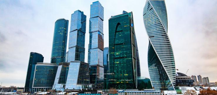 Blick auf Hochhäuser in Moskau.