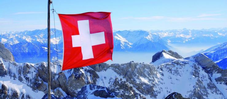 Die Schweizer Flagge vor einem Bergpanorama