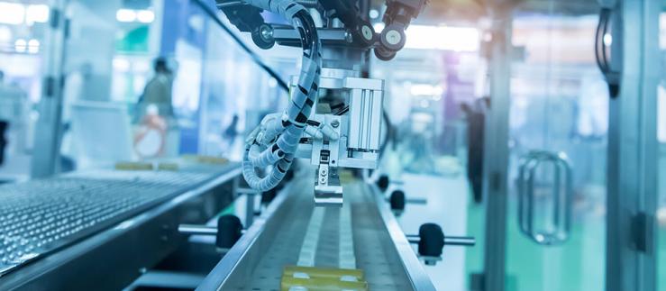 생산 공장 산업 로봇과 컨베이어