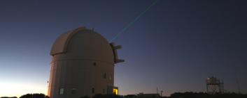 ЕКА широко использует лазерные технологии, к примеру, в наземных оптических станциях. (Фото: Flickr/ Victor R. Ruiz)