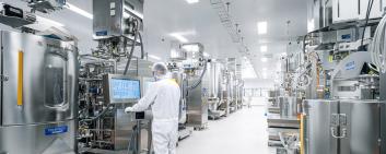 Techniker in der Fabrik von Lonza in Visp. Hier wird der Wirkstoff des Moderna-Impfstoffes produziert.