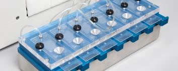 Prototype du système fluidique bio-analytique. Ce dispositif permet le traitement simultané de six biopuces pour l’analyse de six échantillons de patients.