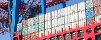 Containerschiff am Containerterminal Export Frihandel Wirtschaft