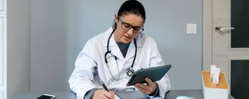 Arzt macht Online-Konsultation mit dem Tablet