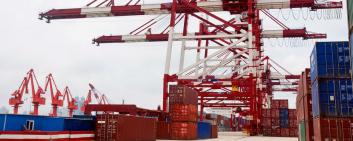 Container et grue dans un port en Chine