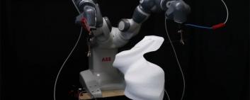 Der ABB-Roboter Yumi schneidet mithilfe einer ETH-Technik einen Hasen aus einem Styroporblock. 