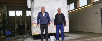 Ruedi Herzig, Managing Director of PAUT AG (left), and ciaras founder Paul Tanner in front of the Postbus in whey foam. Image provided by ciaras AG