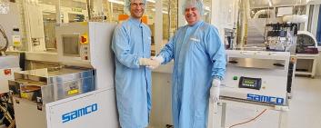 Marco Cucinelli, head of the IMP cleanroom laboratory and Vinzenz Gangl, CEO of samco-ucp ltd. Image provided by OST – Ostschweizer Fachhochschule