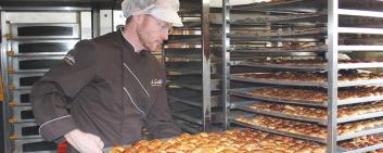 Opportunities of globalization: Reto Schmid produces small Bündner Nusstorten (Grisons hazelnut pies) for the world market 