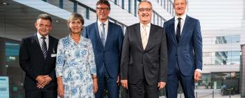 From left to right: Zsolt Sluitner - CEO Siemens Real Estate, Mrs. Landammann Silvia Thalmann-Gut, Matthias Rebellius - CEO Smart Infrastructure and Member of the Board of Siemens AG, Federal Councillor Guy Parmelin, Roland Busch - Chairman of the Board of Siemens AG. Image credit: Siemens
