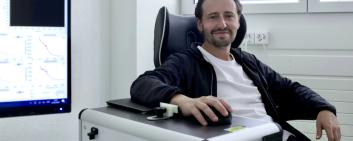 Leo Grünstein, Gründer und CEO von Spiden, misst seinen Blutzucker mit dem unternehmenseigenen Demonstrationgsgerät nicht-invasiv am Handgelenk. Bild: Spiden