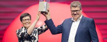 Company owner Pirmin Jung and his wife Marianne Jung accept the Prix SVC Central Switzerland 2023. 