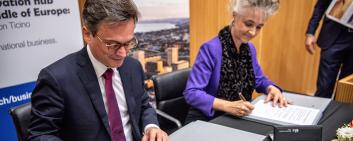 Der Tessiner Regierungsrat Christian Vitta und die Zürcher Regierungsrätin Carmen Walker Späh als Stiftungsratspräsidentin unterzeichnen die Beitrittsvereinbarung. Bild: zVg