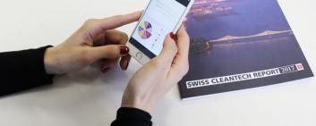 Personne regardant l'application interactive pour mobile du Rapport Cleantech Suisse