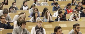 Estudiantes universitarios prestan atención en clase.
