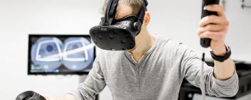 Un uomo indossa gli occhiali “Virtual Reality”
