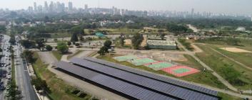 Sonnenkollektoren in São Paulo, in der Region Pinheiros. Im Park von Villa Lobos. Nachhaltige Energie