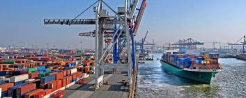 Hafen mit Containerschiffen